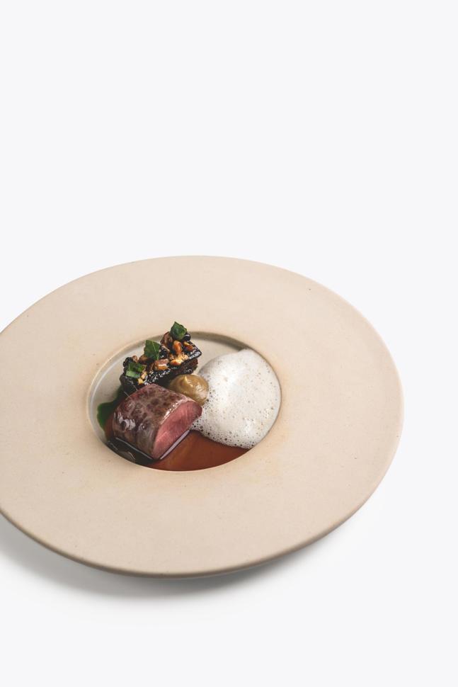 Zartrosa Sommerbock mit Brombeeren und Auberginen, Peterli-Öl und Pata-negra-Schinken-Schaum, gerösteten Walnüssen und Wild-Jus