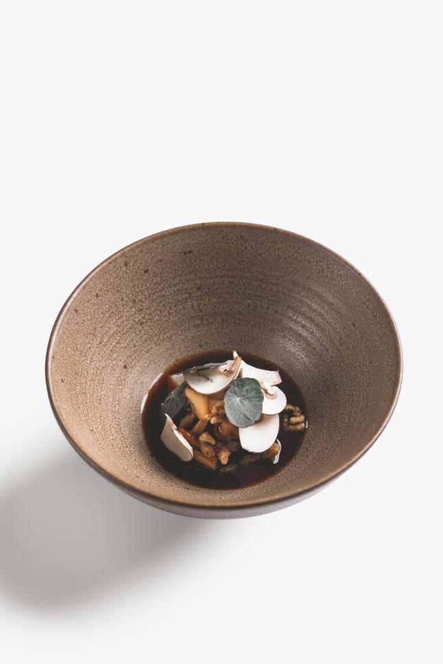 Eierschwämmli eingelegt vom Spätsommer, gehobelter Champignon, Eierstich aus Eiern aus Burglauenen, Pilzfond, Poulet-Jus, gepufftes Spätzli